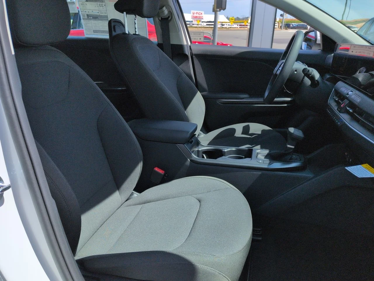 New 2026 Snow White Pearl Kia LXS image 29