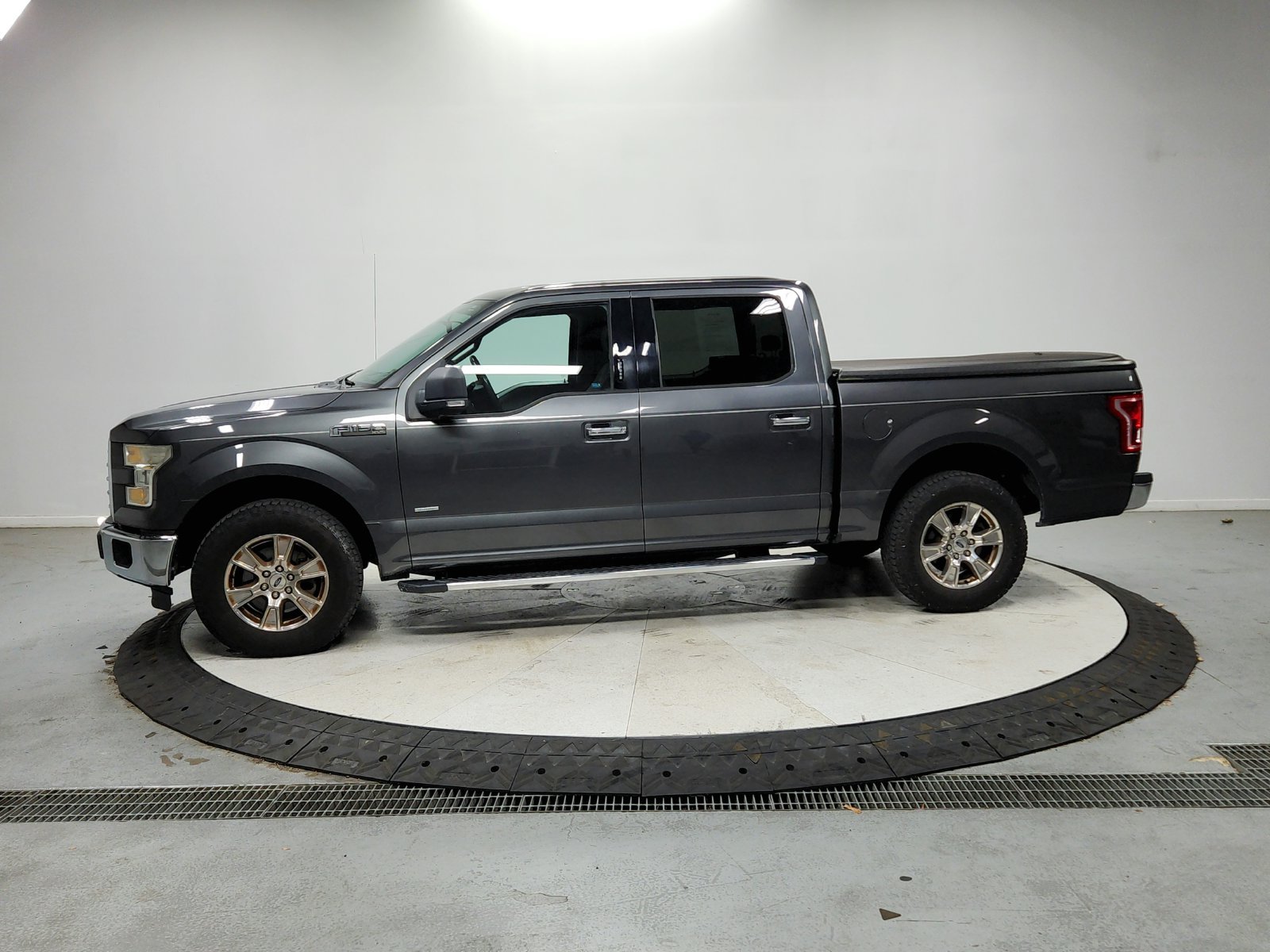 Used 2016 Gray Ford XLT image 5