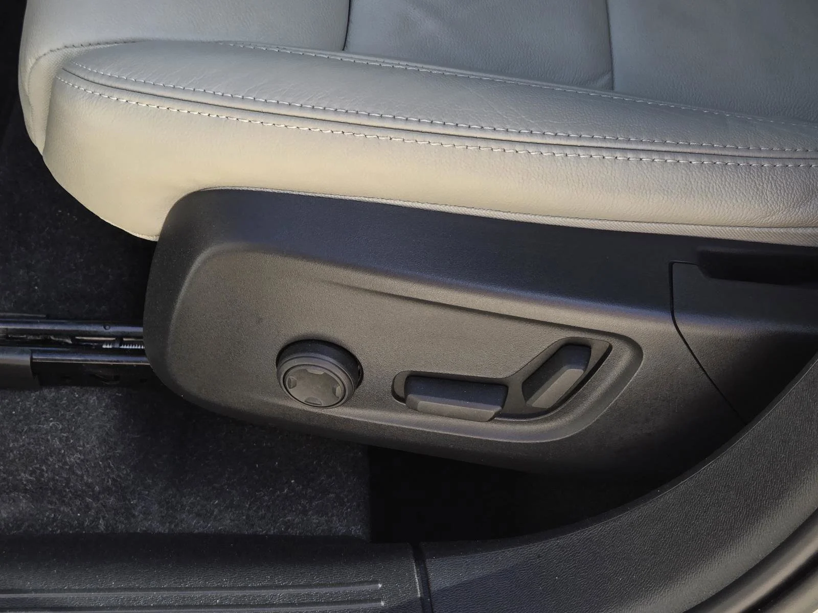 Used 2023 Crystal White Volvo Ultimate Bright Theme image 27