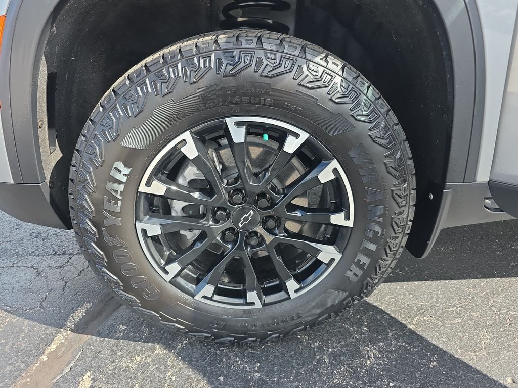 Used 2025 Gray Chevrolet Z71 image 30