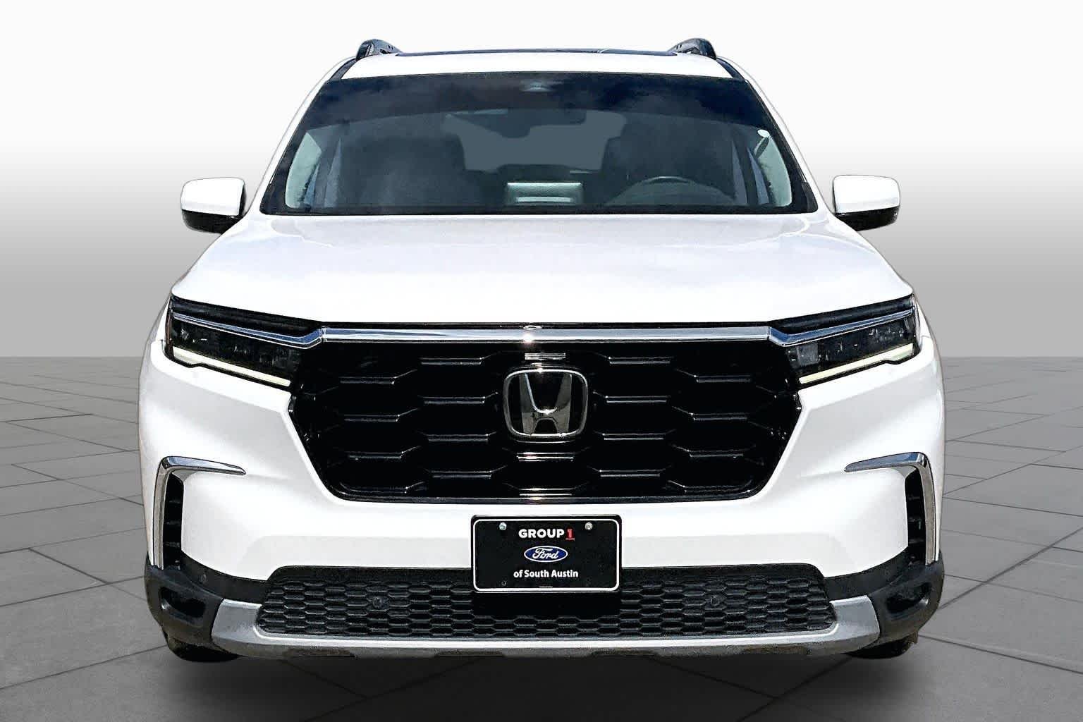 Used 2023 Platinum White Pearl Honda Touring image 4