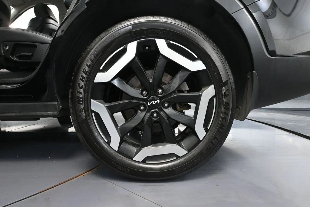 Used 2023 Black Kia EX X-Line image 11