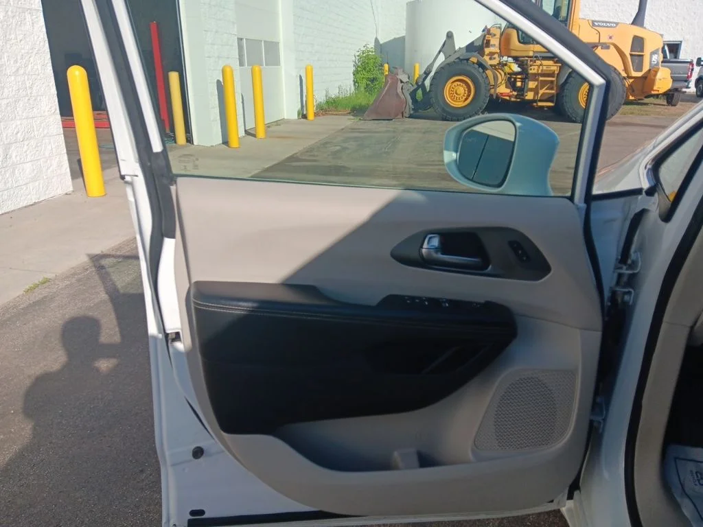 Used 2022 Bright White Clearcoat Chrysler Touring L image 14