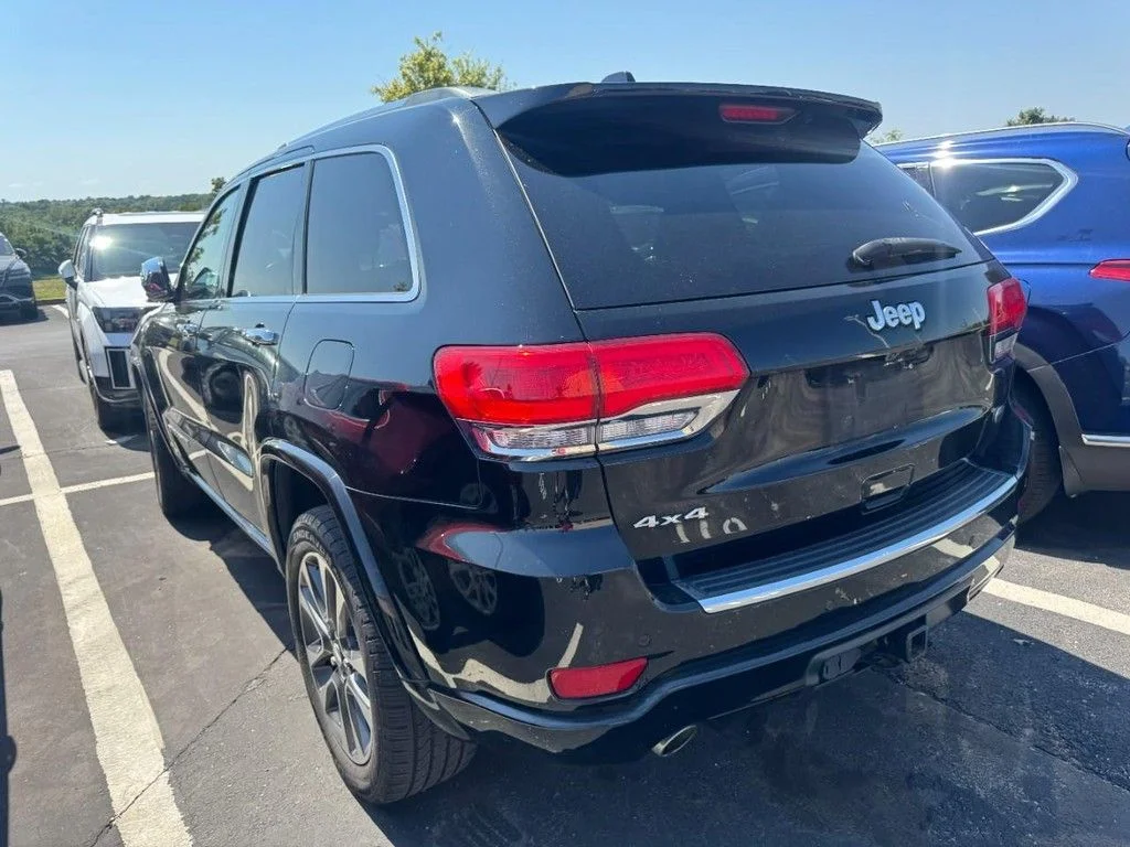 Used 2018 Diamond Black Crystal Pearlcoat Jeep Overland image 4