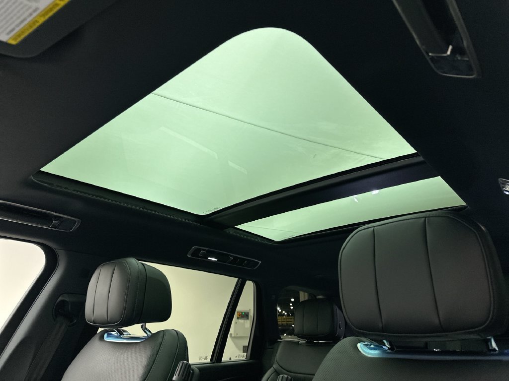 New 2027 Fuji White Land Rover SE image 11