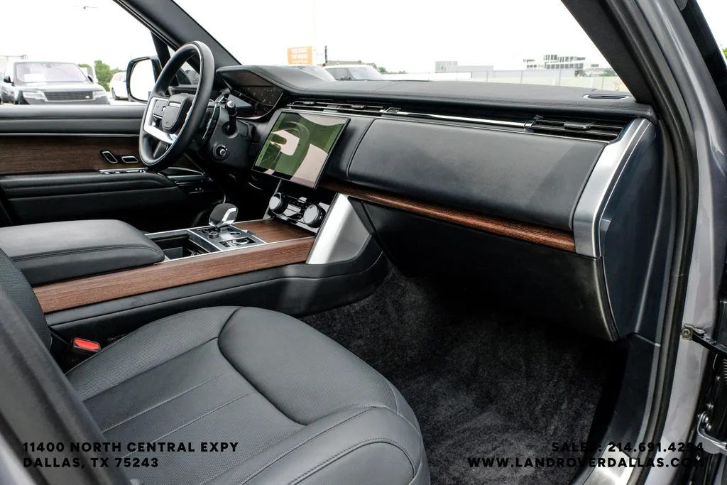 Used 2023 Grey Land Rover SE image 12