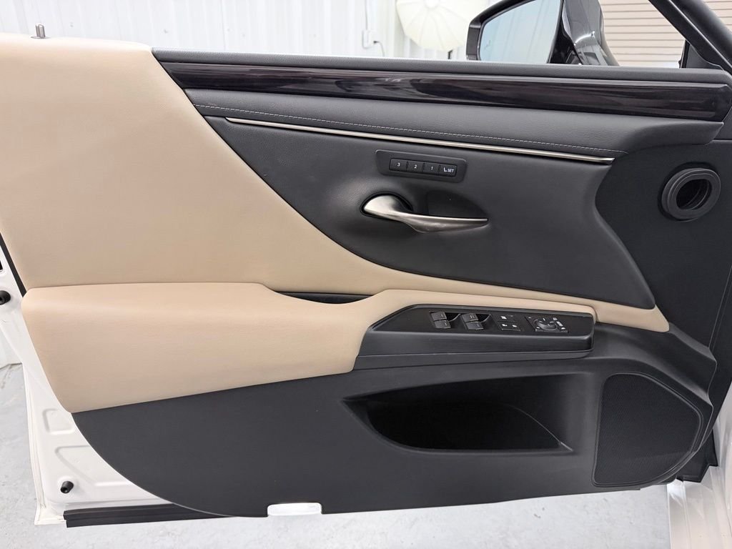 Used 2021 White Lexus 350 image 13
