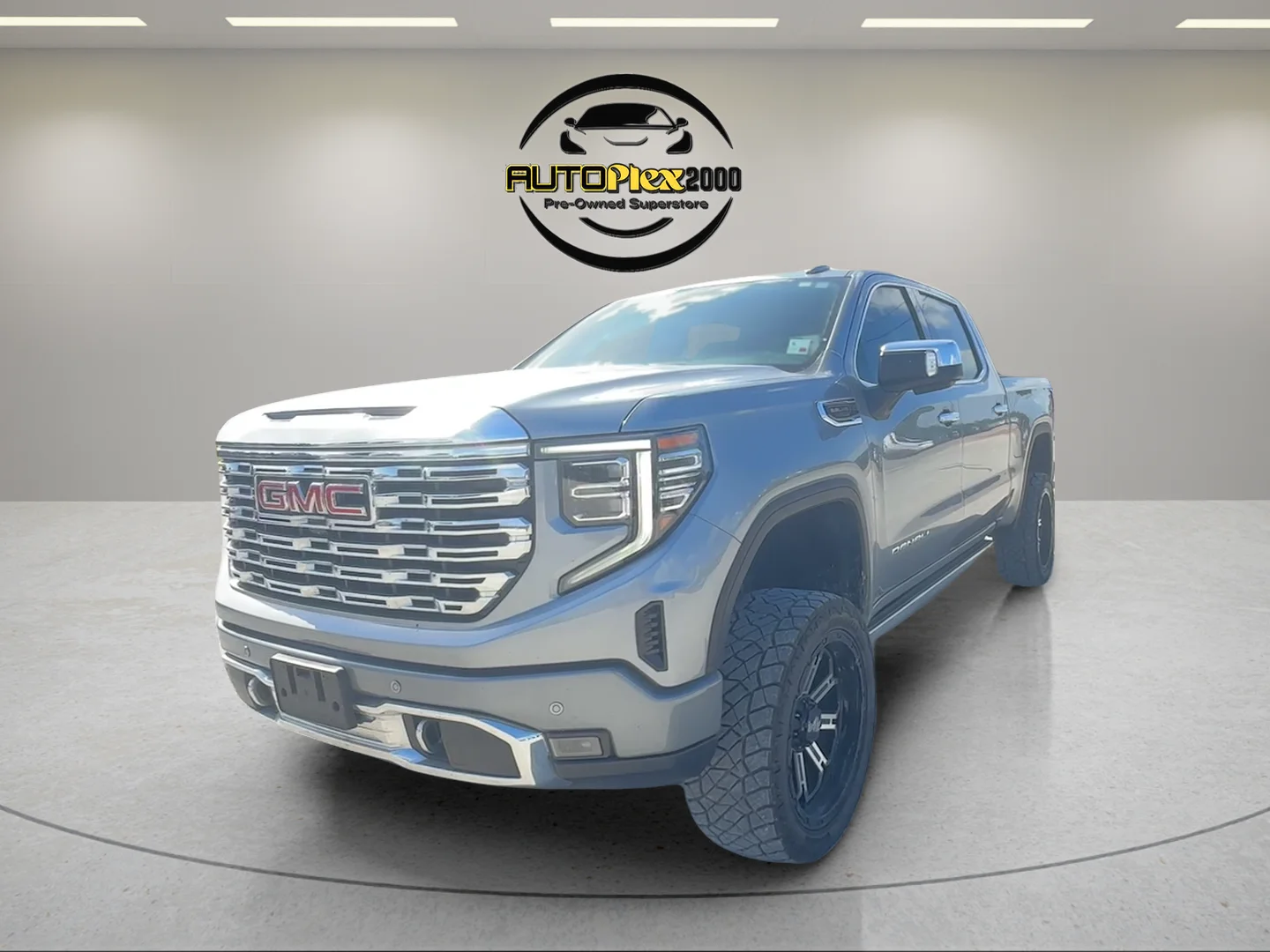 Used 2024 Silver GMC Denali image 3