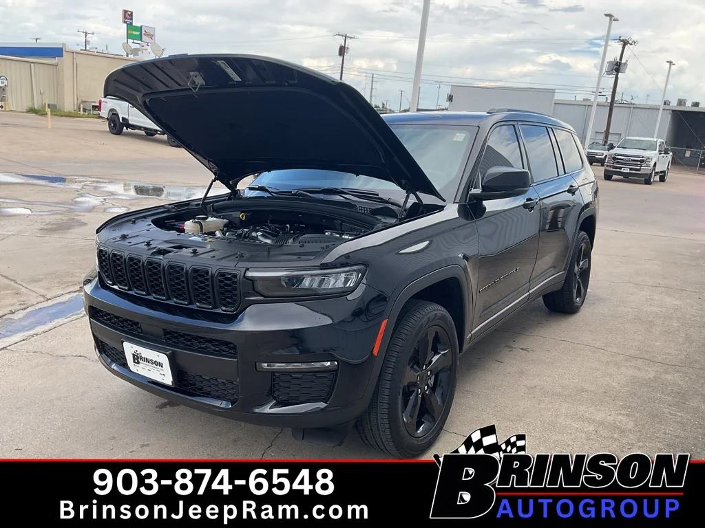Used 2025 Diamond Black Crystal Pearlcoat Jeep Limited image 15
