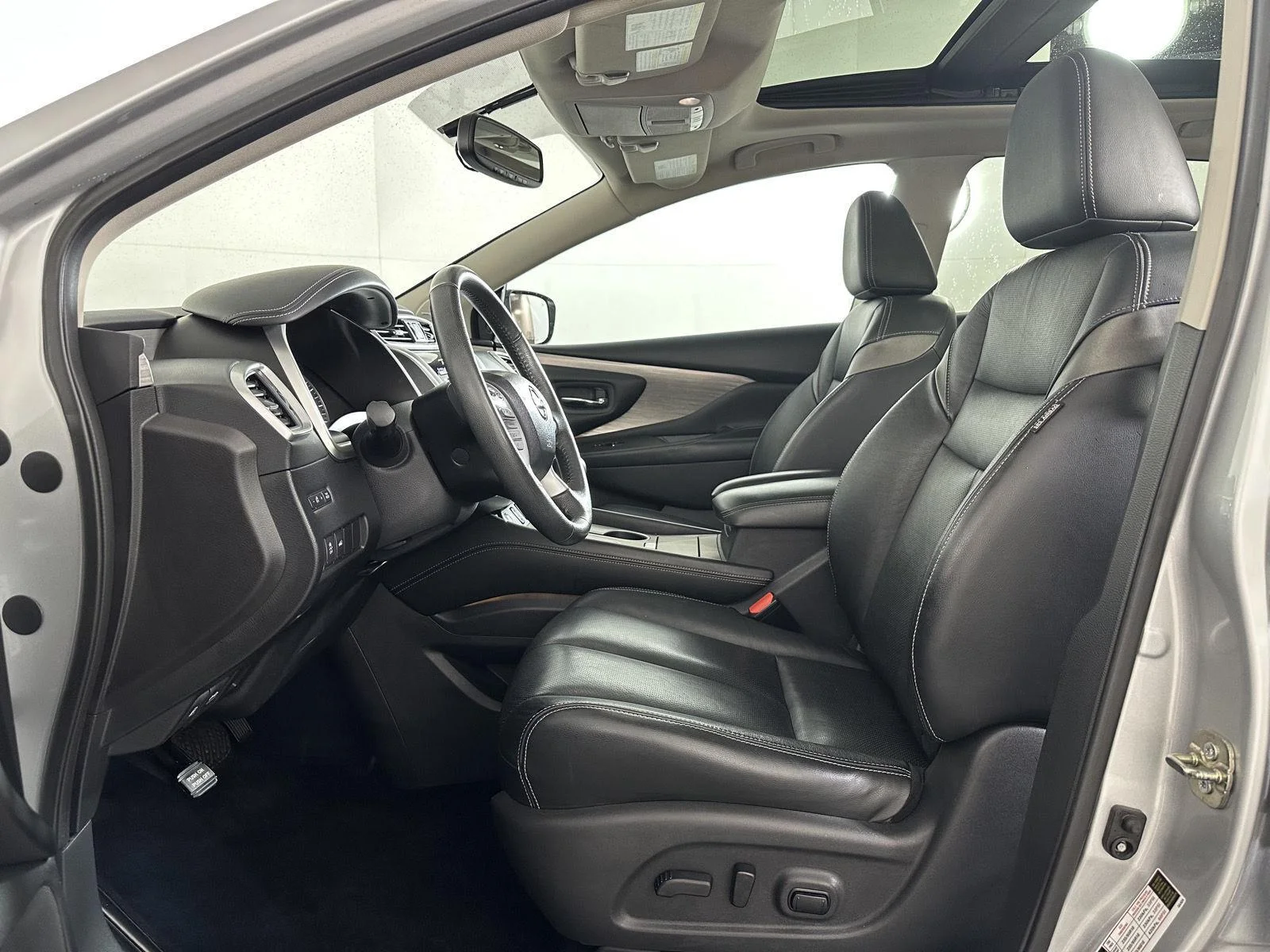 Used 2016 Brilliant Silver Metallic Nissan SL image 23