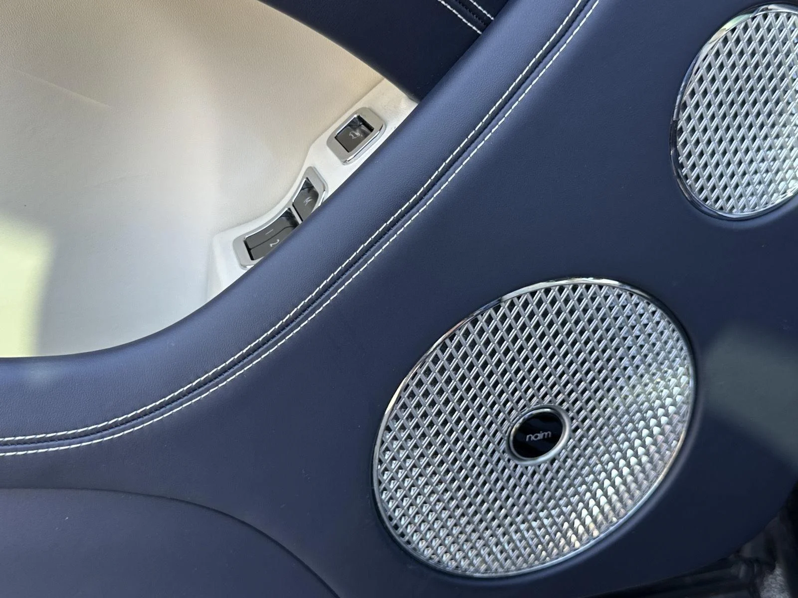 Used 2022 Dark Sapphire Bentley V8 image 15