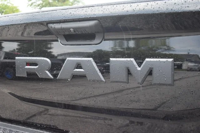 New 2026 Diamond Black Crystal Pearl-Coat Exterior Paint RAM Tradesman image 19