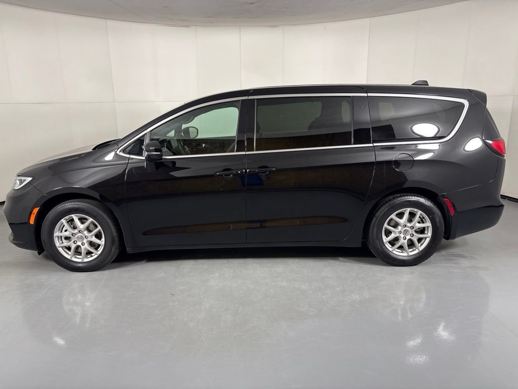 Used 2025 Black Chrysler Select image 5