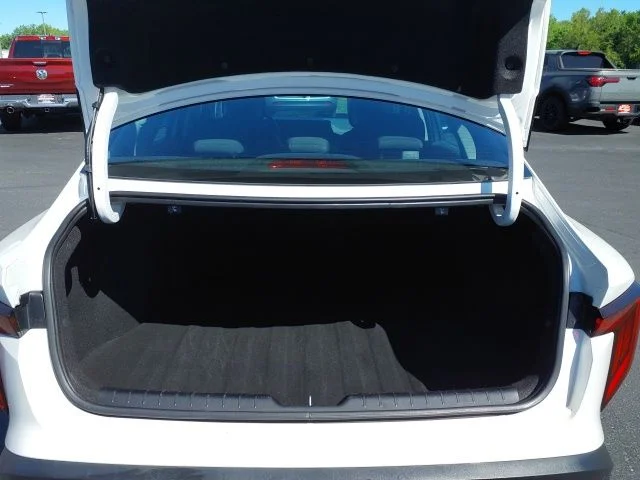 Used 2025 White Kia LXS image 3