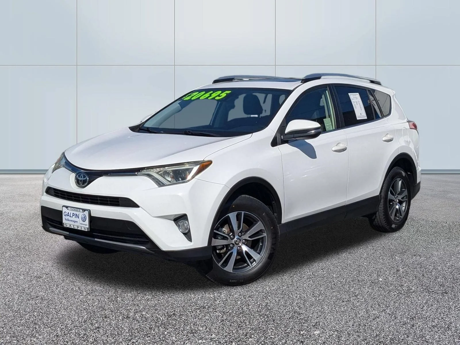 Used 2017  Toyota XLE image 1