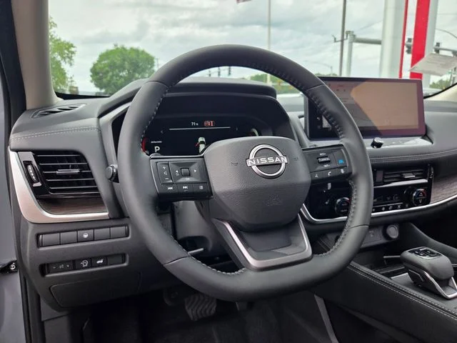 New 2026 Boulder Gray Pearl / Super Black Two-tone Nissan Platinum image 10
