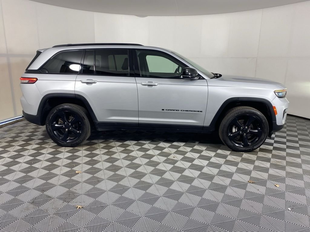 Used 2024 Silver Jeep Altitude X image 4