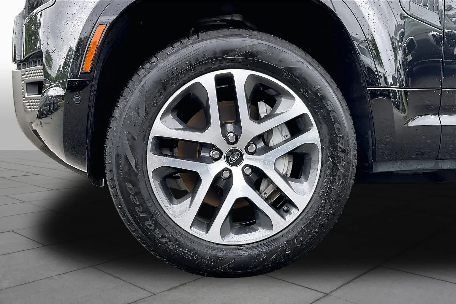 Used 2025  Land Rover X-Dynamic SE image 9