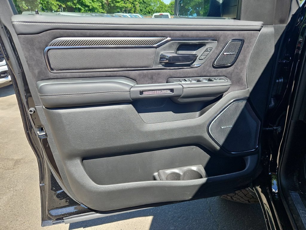 New 2026 Diamond Black Crystal Pearl-Coat Exterior Paint RAM RHO image 11