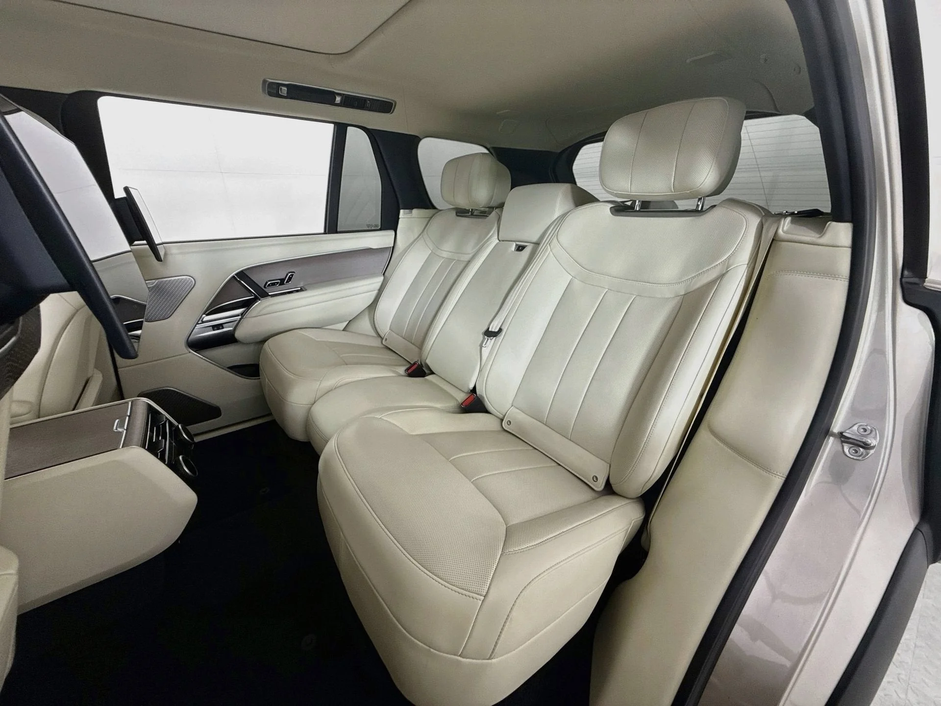Used 2024 Batumi Gold Premium Metallic Land Rover Autobiography image 19