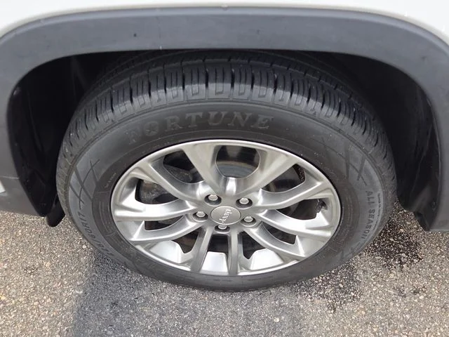 Used 2021 White Jeep Latitude Plus image 5