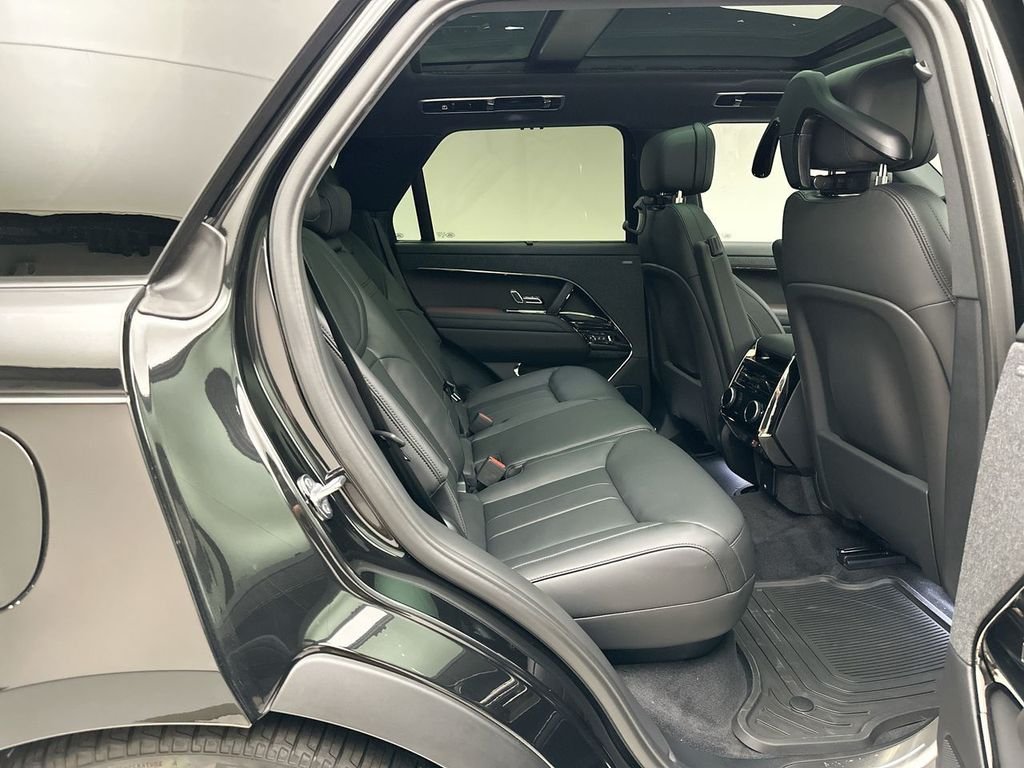New 2026 Santorini Black Land Rover Dynamic SE image 7