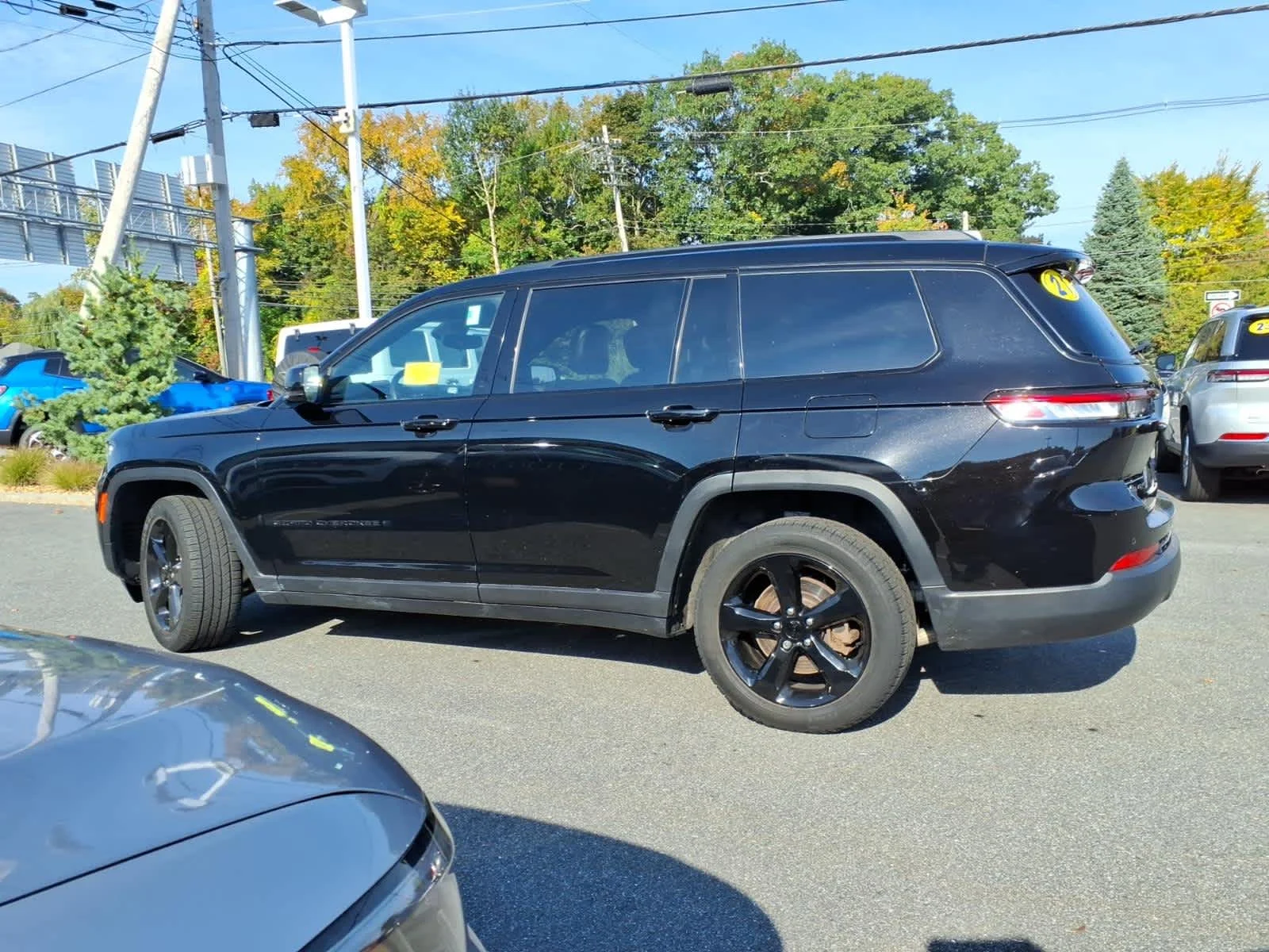 Used 2021 Diamond Black Crystal P/C Jeep Altitude image 12