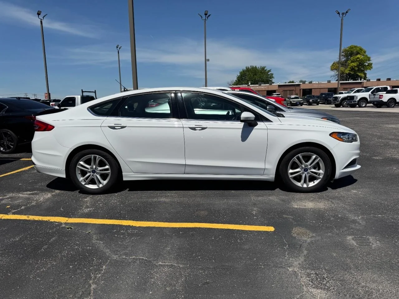 Used 2018 Oxford White Ford SE FWD image 4