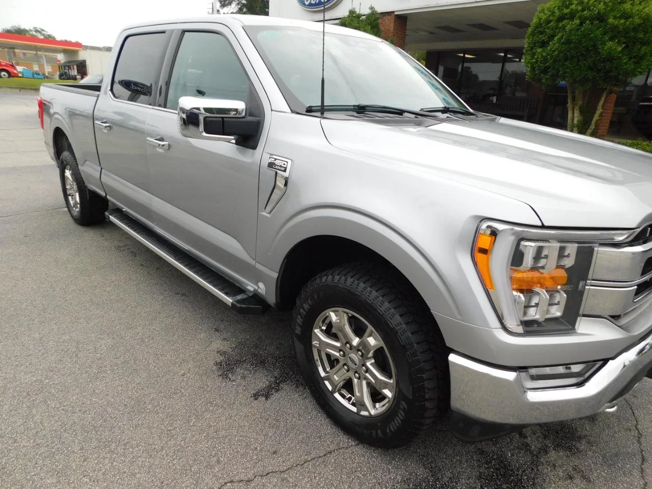 Used 2023 Iconic Silver Metallic Ford LARIAT 4WD SUPERCREW 6.5 ft image 2