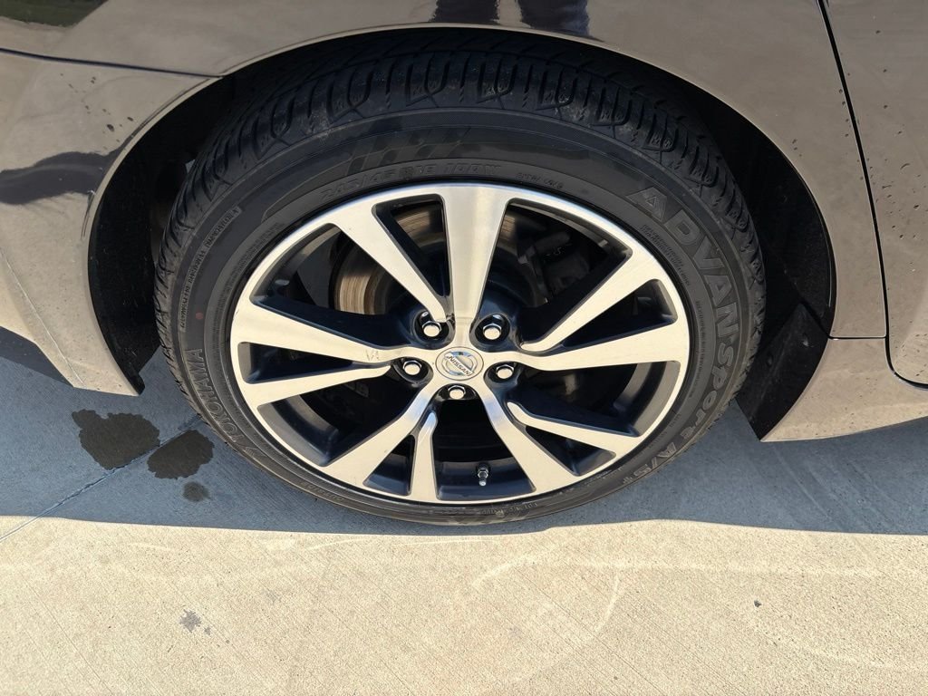 Used 2016 Bordeaux Nissan Platinum image 11