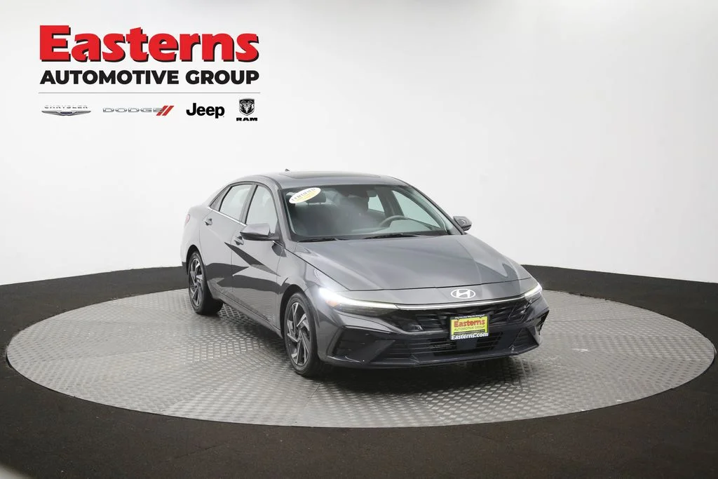 Used 2025 Gray Hyundai SEL Convenience image 51
