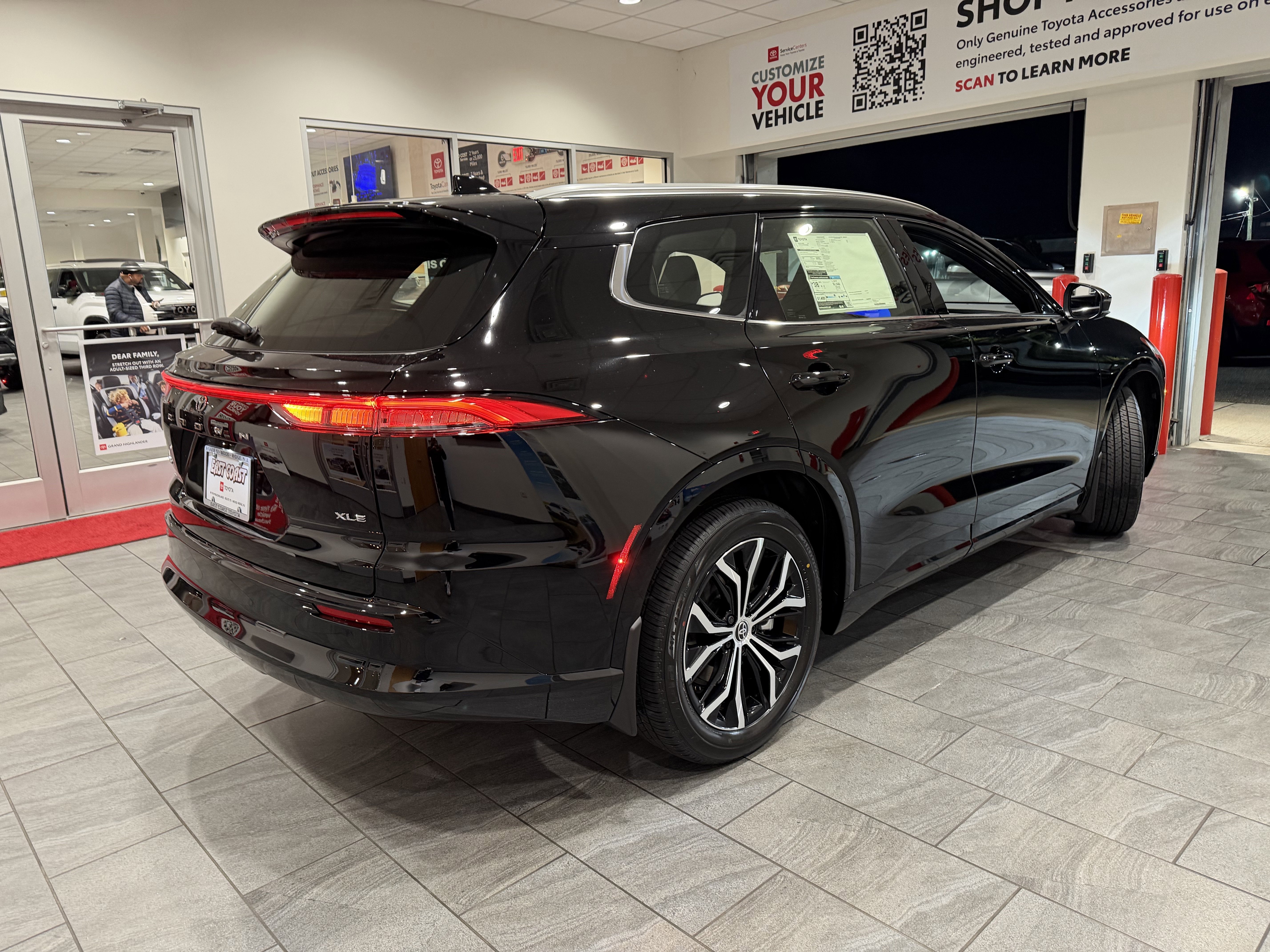 2025 Toyota Crown Signia XLE - Photo 6