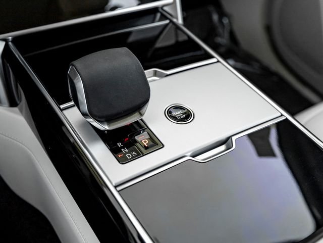 Used 2025 Fuji White Land Rover SE image 23