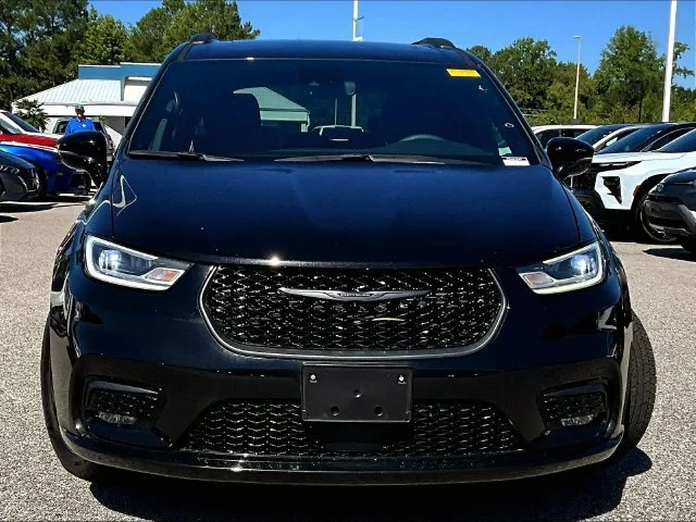 Used 2025 Black Chrysler Limited image 2