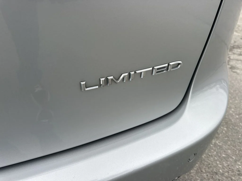 Used 2022 Silver Chrysler Limited image 32