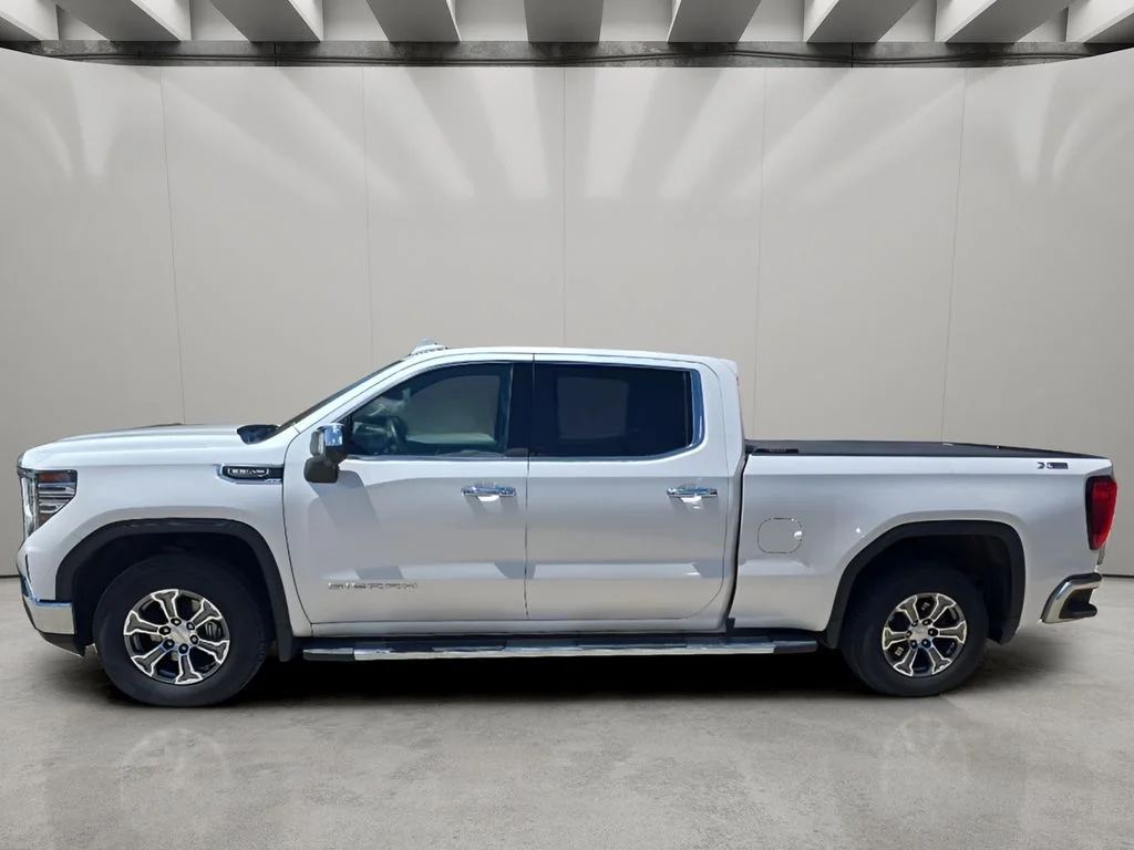 Used 2022  GMC SLT image 2