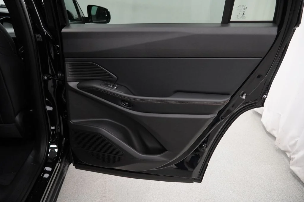 New 2026 Diamond Black Crystal Pearl-Coat Exterior Paint Jeep Limited image 31