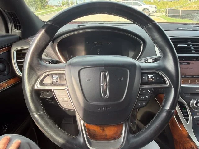 Used 2019 Red Lincoln Reserve image 11
