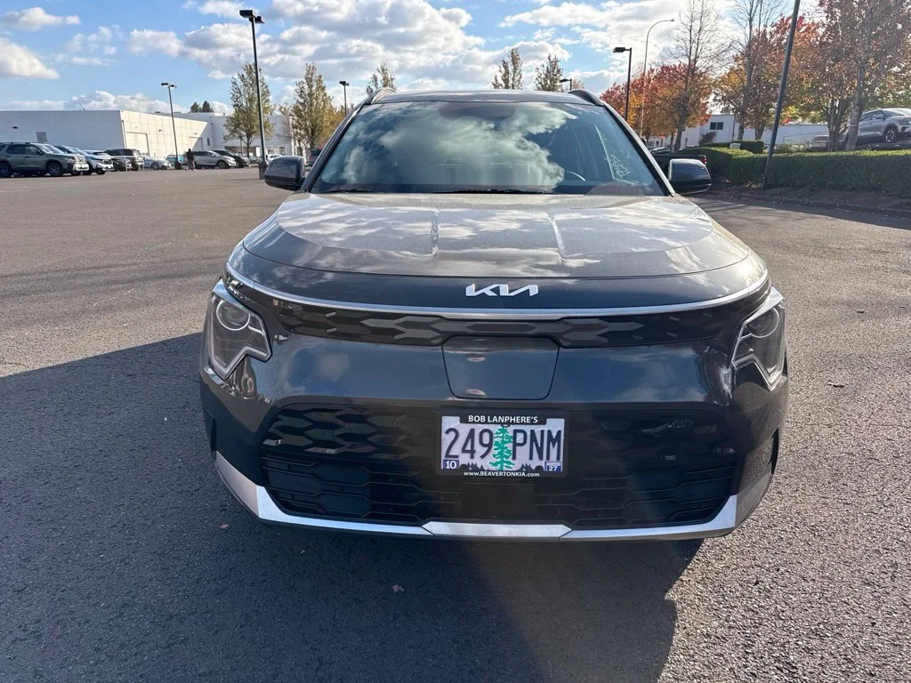 Used 2023 Graphite Gray Kia Wind image 2