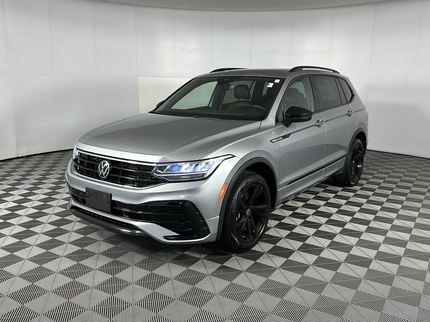 Used 2024 Pyrite Silver Metallic Volkswagen SE R-Line Black image 18