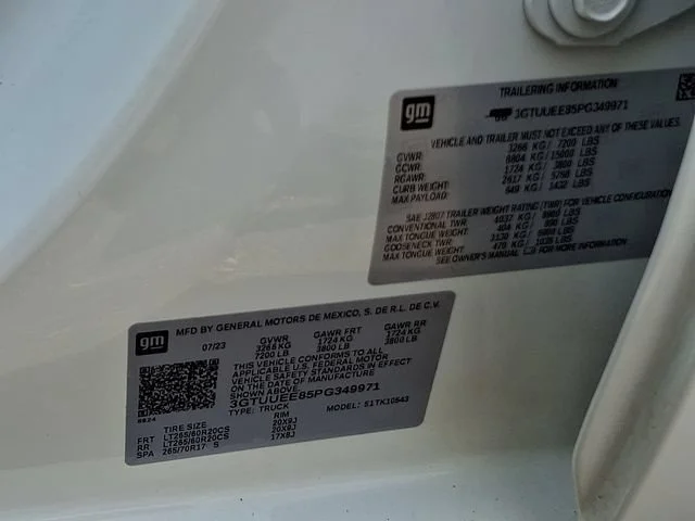 Used 2023 Summit White GMC AT4 image 31