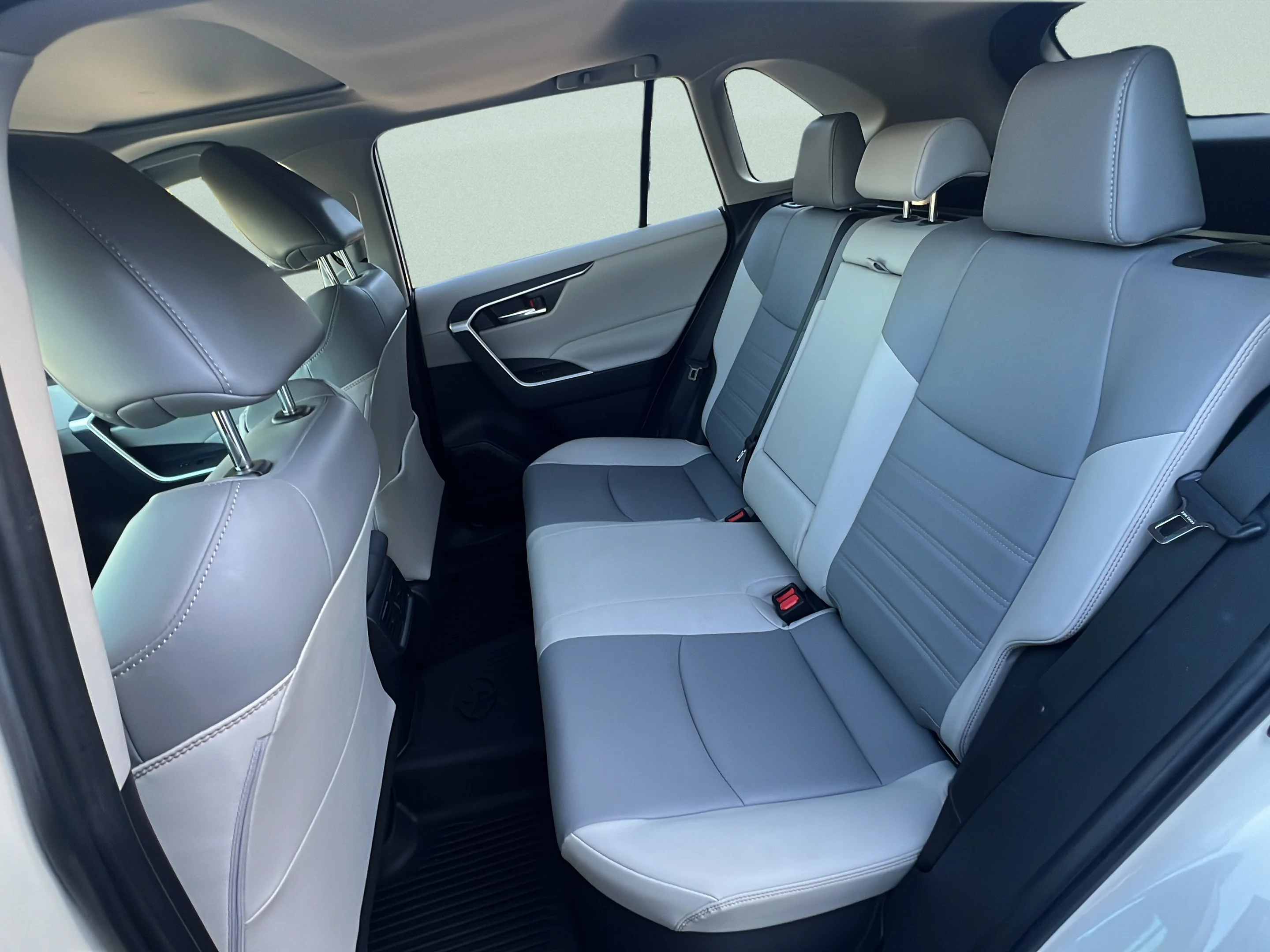 Used 2022 Blizzard Pearl Toyota Hybrid XLE Premium image 13