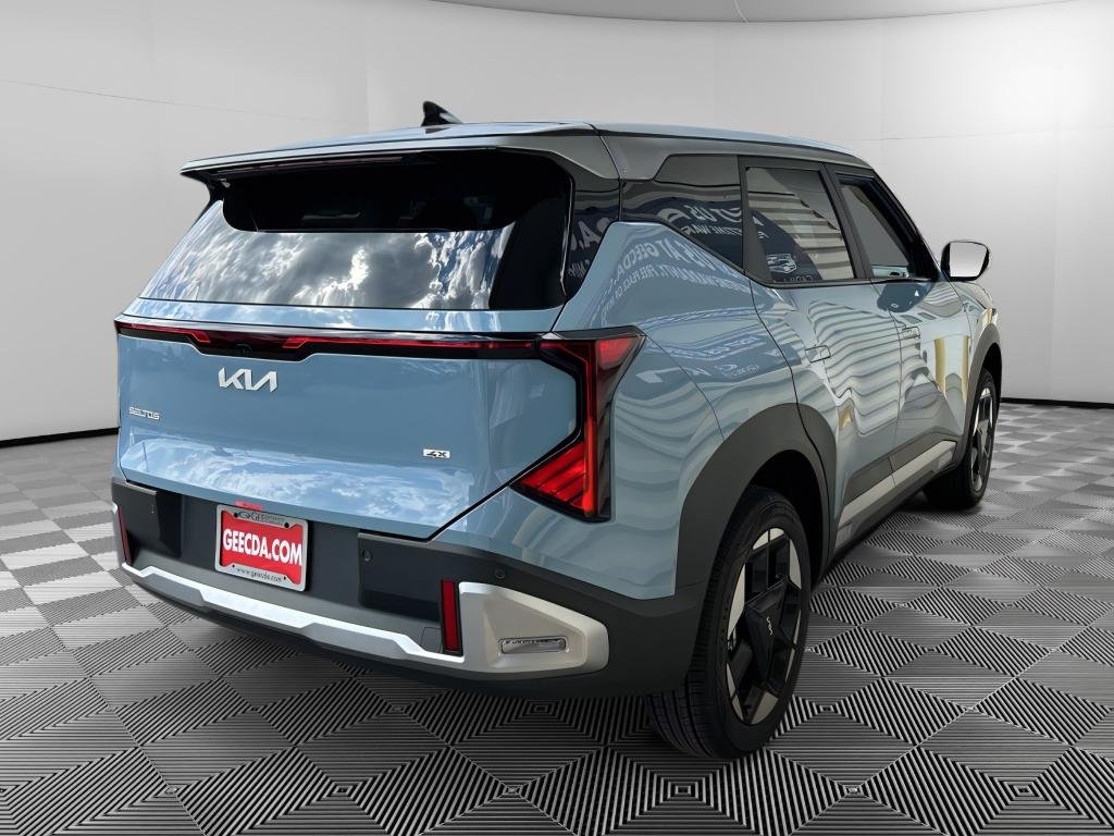 New 2027 Frost Blue / Black Roof Kia S image 4