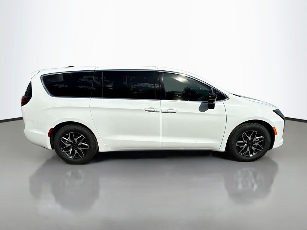New 2027 Bright White Clear-Coat Exterior Paint Chrysler Limited image 3