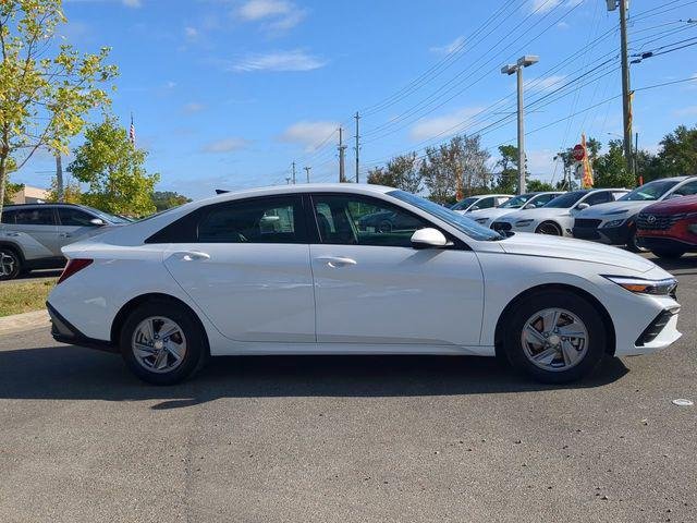New 2026 White Hyundai SE image 4