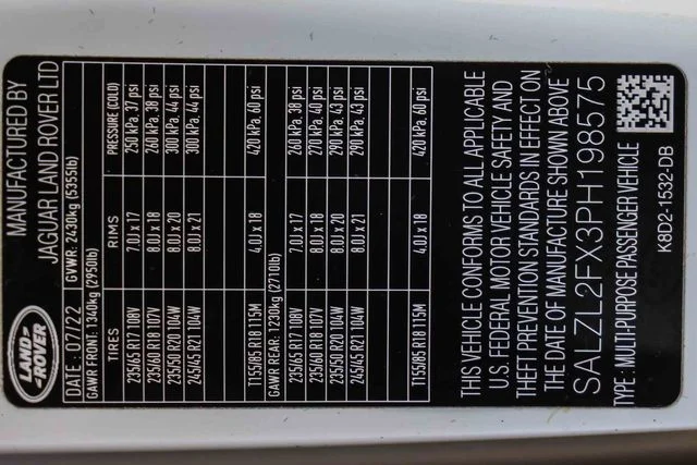 Used 2023  Land Rover R-Dynamic SE image 30