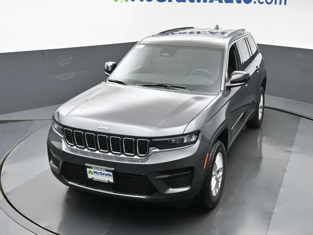 Used 2025 Gray Jeep Laredo X image 31