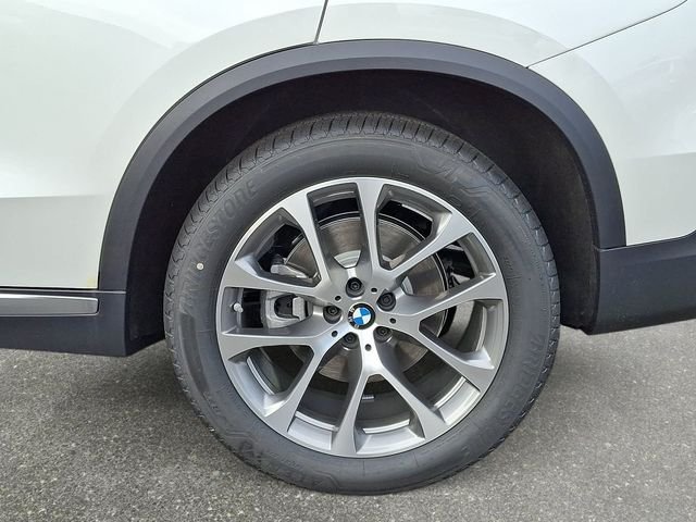 New 2026 Mineral White Metallic BMW xDrive40i image 8