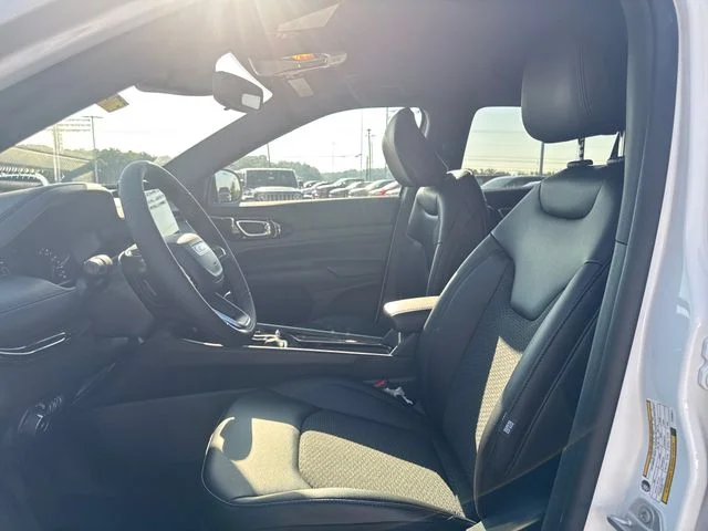 New 2026 White Jeep Latitude image 11