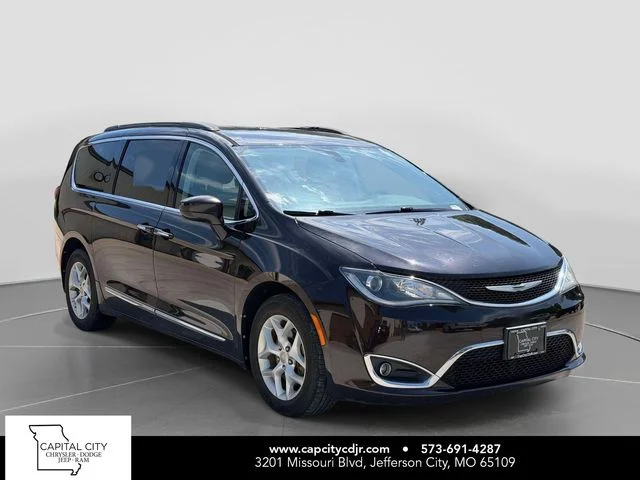 2017 Chrysler Pacifica Touring-L's photo